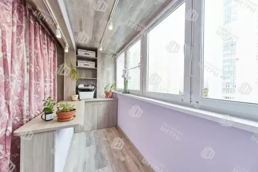 Объединение балкона с комнатой с отделкой и остеклением