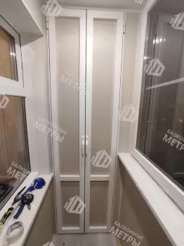 Установка на балконе трёх шкафов