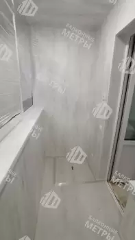 Отделка пола и потолка на балконе в кирпичном доме индивидуальной планировки