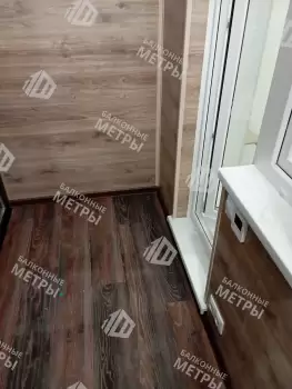 Отделка балкона под ключ в серии дома П-44 с холодным остеклением